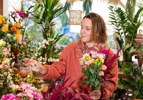 Marie Fichera, ancienne de la fondation, aujourd'hui fleuriste, dans sa boutique