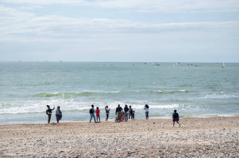 Enfants sur la plage devant la mer au Havre