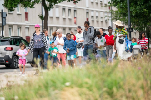 Enfants et familles marchant ensemble en vacances