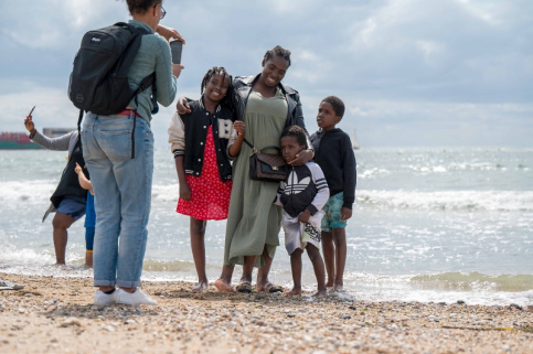 Enfants et maman devant la mer