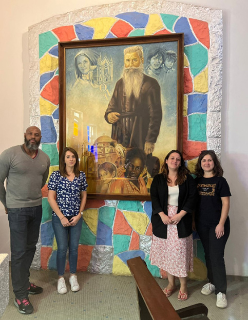 Expérience de collaborateurs à l'international - devant le portrait du père Daniel Brottier à la cathédrale Saint-Louis de Dakar