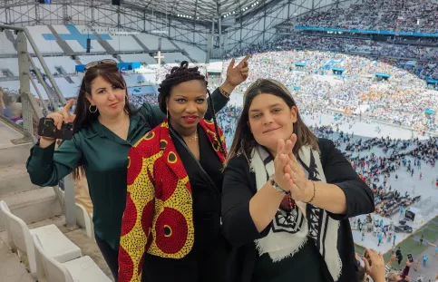 Kaïna, Béatrice et Sandra, trois mamans de la Halte des parents reçues par le pape François lors des Rencontres méditerranéennes