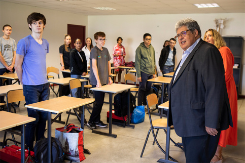 Denis Dugord, directeur du Campus Saint-Antoine passe dans une classe le jour de la rentrée 