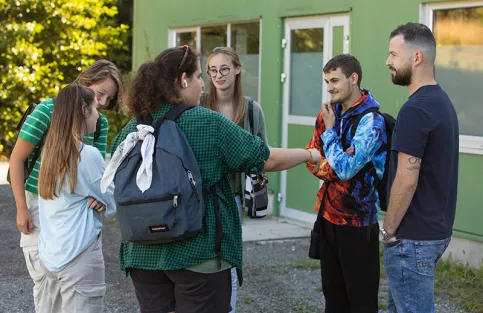 Elèves du Lycée professionnel Saint-Antoine le jour de la rentrée discutant avec un éducateur 