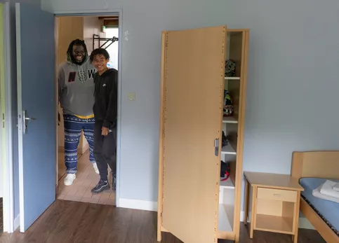 MECS de Sannois - arrivée de Nabil dans sa chambre accompagné de son éducateur référent Boris