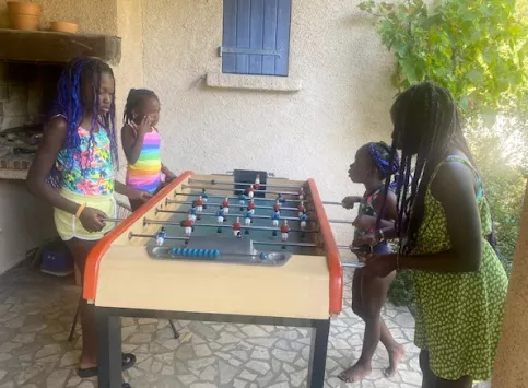 Famille accompagnée par la Maison des familles La Halte des parents, en vacances dans une maison d'un bienfaiteur. 