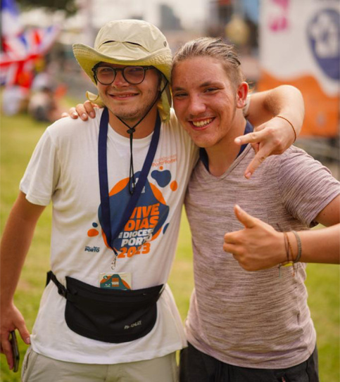 Jeunes de la fondation aux JMJ 2023 au Portugal, avec Joshua (à droite)