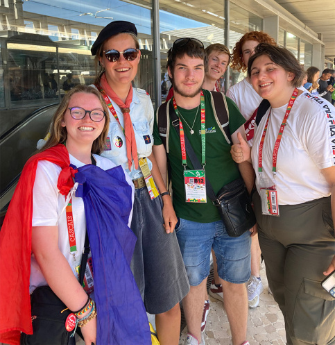 Jeunes de la fondation aux JMJ 2023 au Portugal, avec Tommy (en tee-shirt vert) 