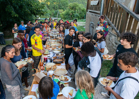 AESI avec des français et des colombiens au hameau de Vaunières, le repas "international" 