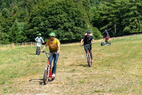 AESI avec des français et des colombiens au hameau de Vaunières, activité Trottinherbe