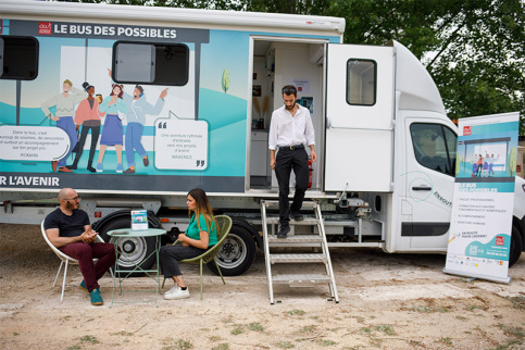 Le bus des possibles dans le Haut-Var,  moment de sourcing à Vinon-sur-Verdon, Mikael Drozdenko, booster territorial rencontre 2 jeunes, Hansi et Marlène