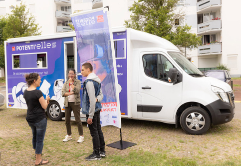Bus des Potentielles à Amiens, Julie Millien, Cheffe de projet Potenti'elles, Magali Abbes (CIP) et Nicolas