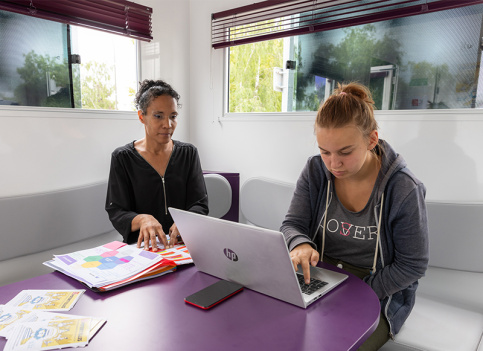 Bus des Potentielles à Amiens,  Laetitia, conseillère en insertion (CIP) et Magalie 