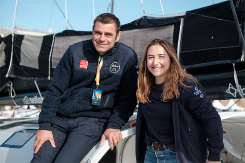 Violette Dorange et son co-skippeur Damien Guillou sur leur bateau, au départ de la transat Jacques Vabre