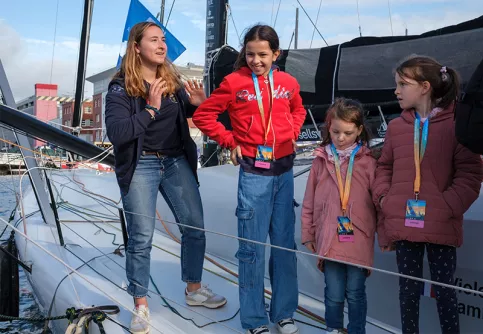 Violette Dorange accueille des enfants de La maison des familles du Havre sur son bateau avant le départ de la Transat Jacques Vabre