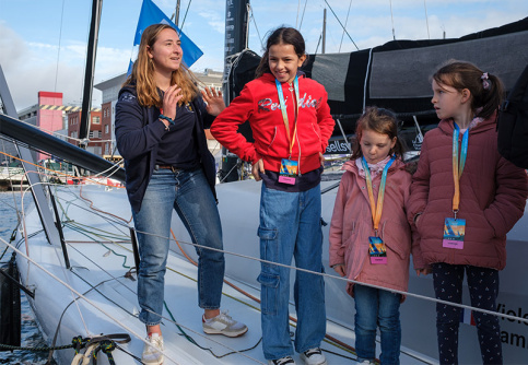 Violette Dorange accueille des enfants de La maison des familles du Havre sur son bateau avant le départ de la Transat Jacques Vabre