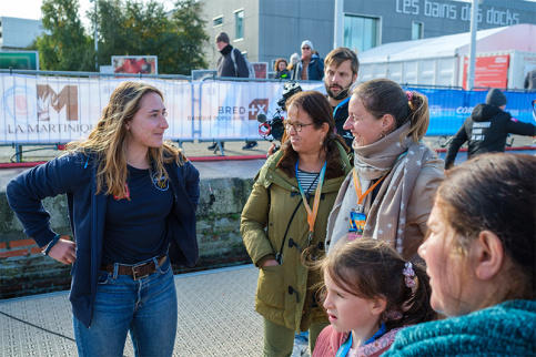 Violette Dorange accueille des familles de La maison des familles du Havre, avec Aurélie Lefrançois (co-directrice) sur le village de la Transat Jacques Vabre 