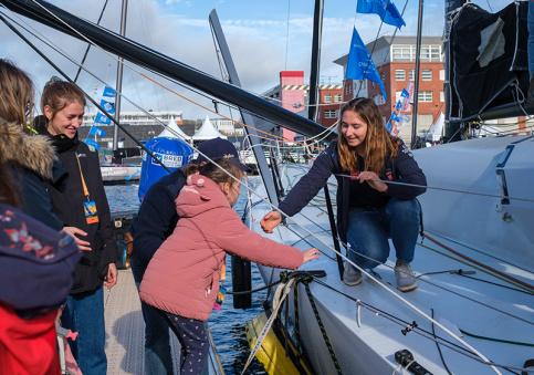 Violette Dorange accueille des enfants de La maison des familles du Havre sur son bateau avant le départ de la Transat Jacques Vabre