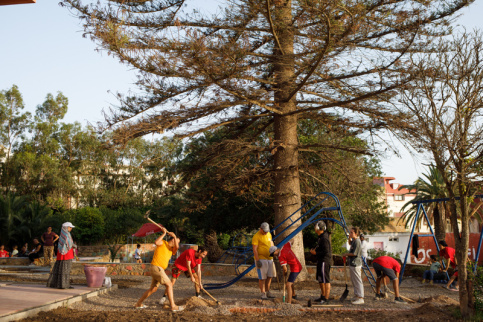 AESI au Maroc - des jeunes français et marocains au travail sur le chantier