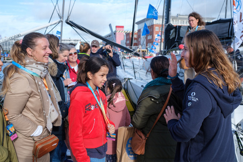 Violette Dorange  à bord de son bateau pour la Transat Jacques Vabre 2023, avec la maison des familles du Havre