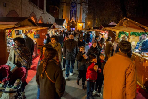 Des personnes déambulent entre les stands du marché de Noël