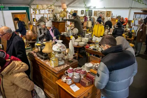 Des visiteurs du marché de Noël dans le stand Brocante.