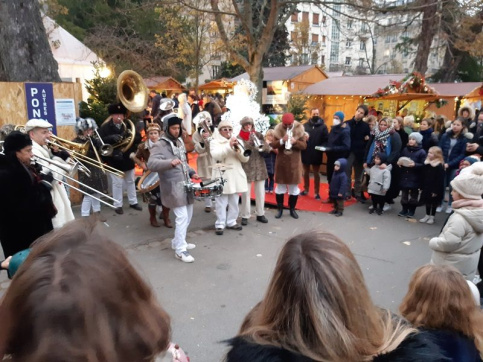 Une fanfare joue dehors devant la foule lors des Fééries 2022