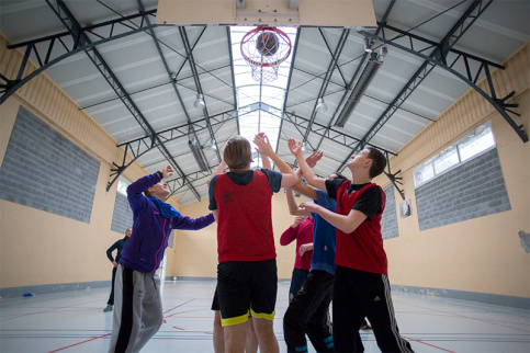 Jeunes jouant au basket dans un gymnase