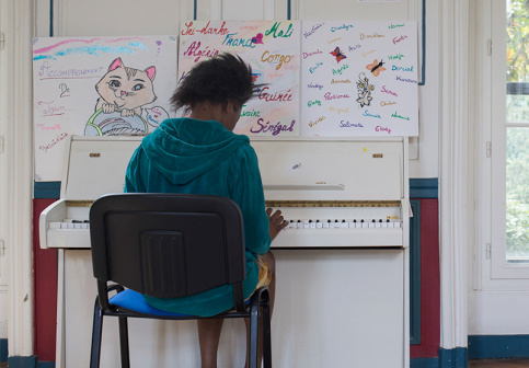 Jeune fille, de dos, jouant du piano