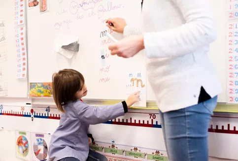 Ecole Saint-Etienne - classe de Patricia De Amezaga (enseignante), apprentissage de la lecture et des lettres avec Camille