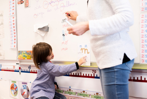 Ecole Saint-Etienne - classe de Patricia De Amezaga (enseignante), apprentissage de la lecture et des lettres avec Camille