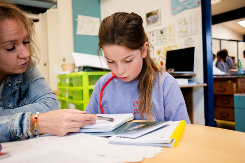 Ecole Saint-Etienne - Sonia Dupuy, avec Océane en CM1-Ulis. Sonia sort un enfant de la classe située derrière pour l'aider individuellement  