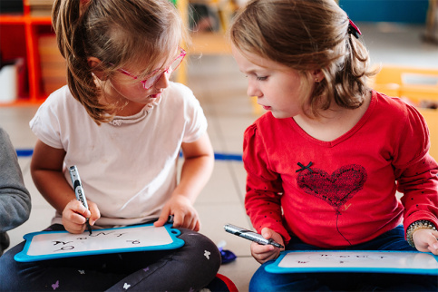 Ecole Notre-Dame des Anges - apprentissage de l'écriture sur des ardoises en classe de maternelle