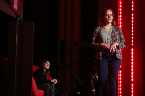 Stand up au Grand Rex, Clara sous le regard de Léa Falco