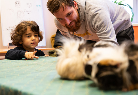 thays, 4 ans, à l'accueil éducatif de jour Louis et Zélie Martin de Colmar lors d'une séance de médiation animale  