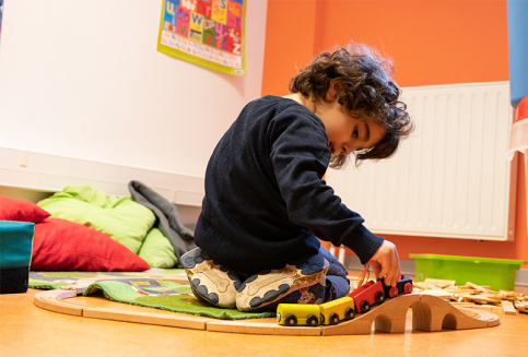 Thays, 4 ans, à l'accueil éducatif de jour Louis et Zélie Martin de Colmar, joue avec un circuit de trains