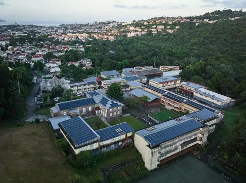 Bâtiments à L'Espérance, en Martinique - des panneaux photovoltaïques sur tous les toits  
