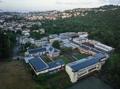 Bâtiments à L'Espérance, en Martinique - des panneaux photovoltaïques sur tous les toits  