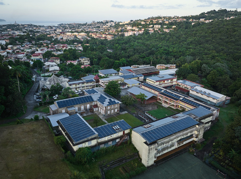 Bâtiments à L'Espérance, en Martinique - des panneaux photovoltaïques sur tous les toits