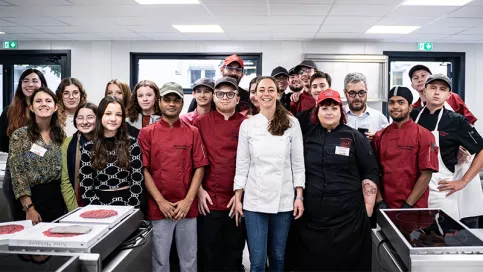 Nina Métayer avec les jeunes du lycée Daniel Brottier.