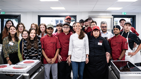 Nina Métayer avec les jeunes du lycée Daniel Brottier.