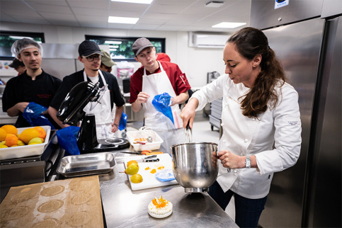 Nina Métayer avec les jeunes du lycée Daniel Brottier lors de l’inauguration du nouveau laboratoire de pâtisserie qui porte désormais mon nom.