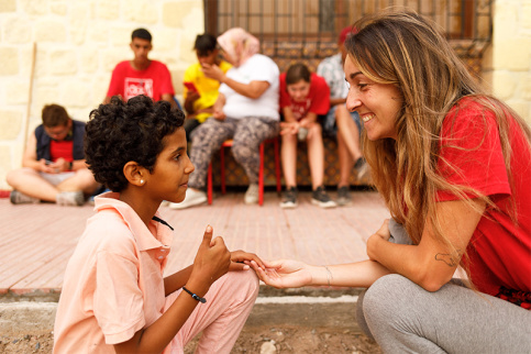 AESI au Maroc - une éducatrice et une fillette marocaine