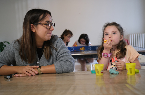 Etablissements Saint-Nicolas, maison Saint-Antoine à Cholet - Anaëlle lors d'une activité manuelle avec Salomé Sarrazin (éducatrice spécialisée)