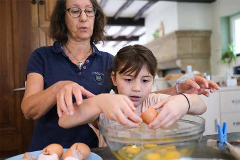 Etablissements Saint-Nicolas, maison Saint-Antoine à Cholet, Liliana et Sophie Huvelin maitresse de maison préparent un gâteau pour un anniversaire