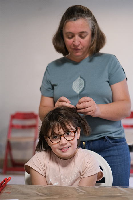 Etablissements Saint-Nicolas, maison Saint-Antoine à Cholet,  séance coiffure pour  Liliana , 7 ans  avec Valérie Coutant, éducatrice 