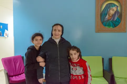 Soeur Antoinette pose entre deux enfants