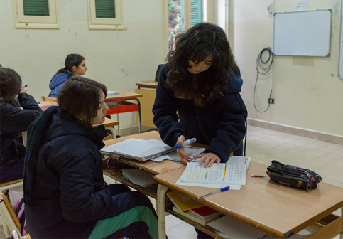 Soeurs du Bon Pasteur au Liban - Collège de Hammana, une professeure de physique donne un cours à des élèves de terminale