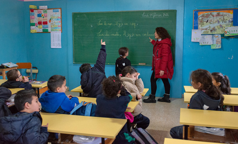 Soeurs du Bon Pasteur au Liban - Petit collège de Hammana,  des élèves passent au tableau pendant un cours de français.