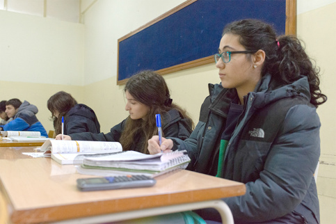 Soeurs du Bon Pasteur au Liban - Collège à Hammana - Laure et Marise lors d'un cours de physique en classe de terminale